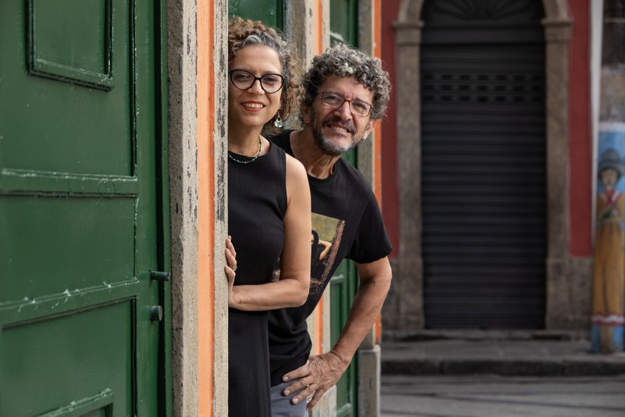 Fernanda e Adil exibem filmes no bairro há mais de 20 anos
