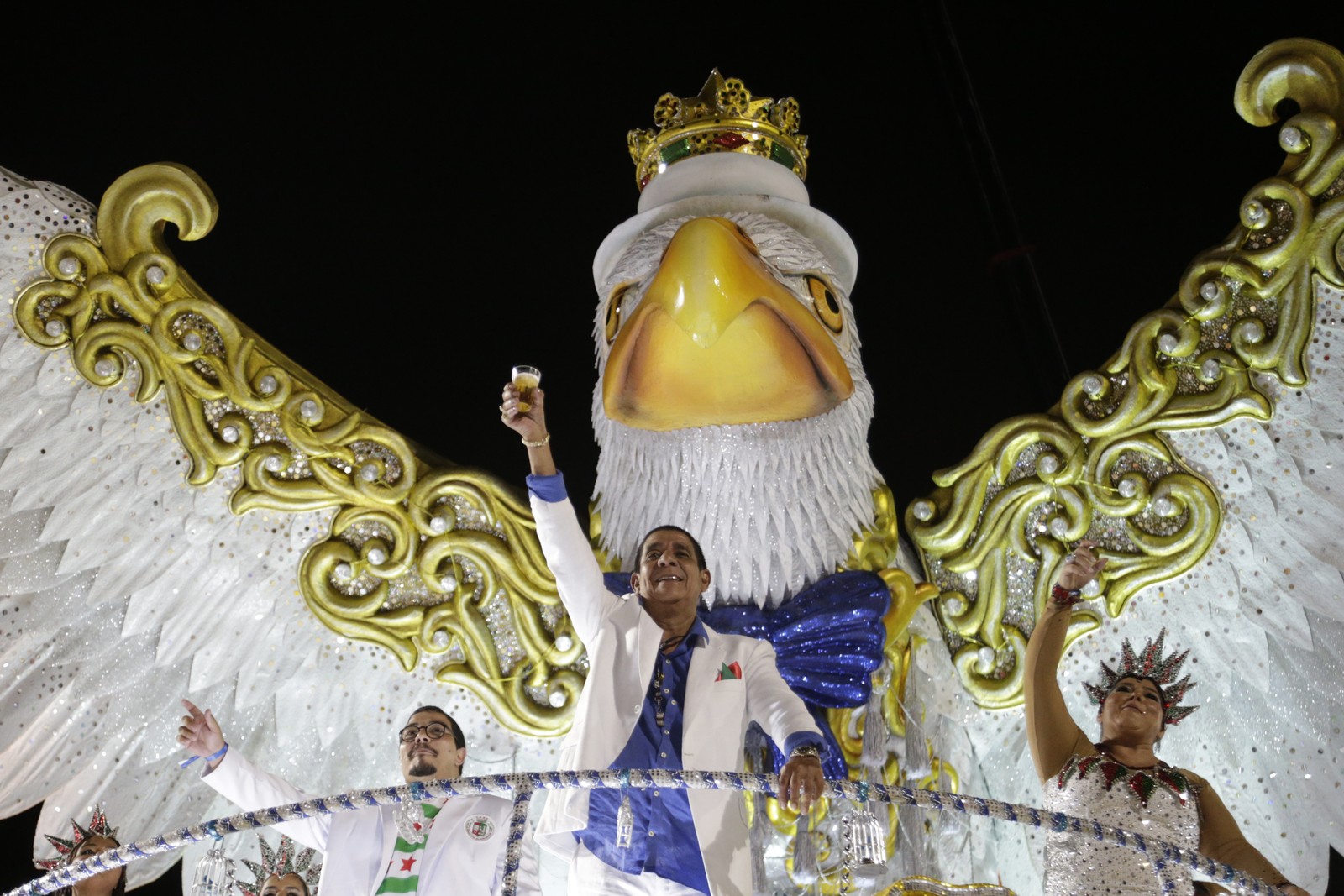 Zeca durante desfile da Grande Rio, com direito à águia da Portela, escola do sambista  — Foto: Brenno Carvalho