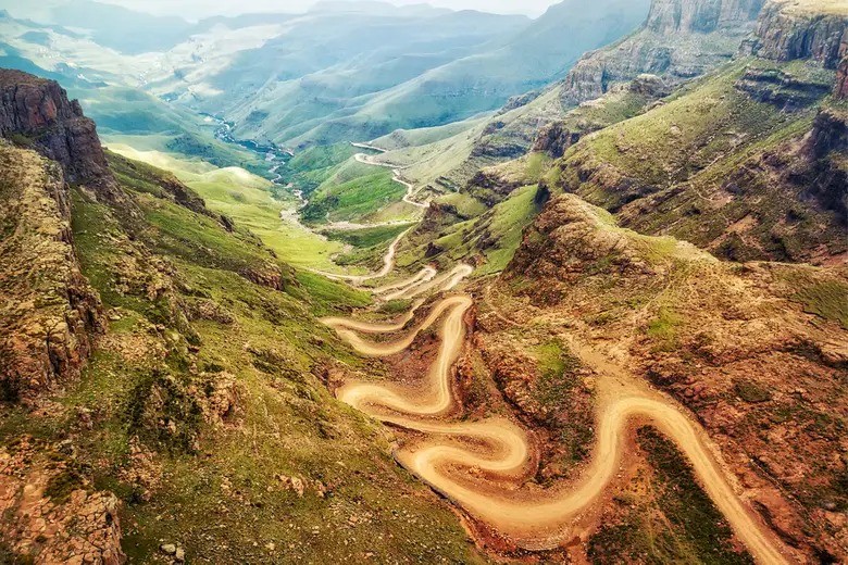 Sani Pass, África do Sul: Devido ao terreno acidentado e às condições climáticas em constante mudança, os deslizamentos de rochas e avalanches são relativamente frequentes — Foto: Reprodução