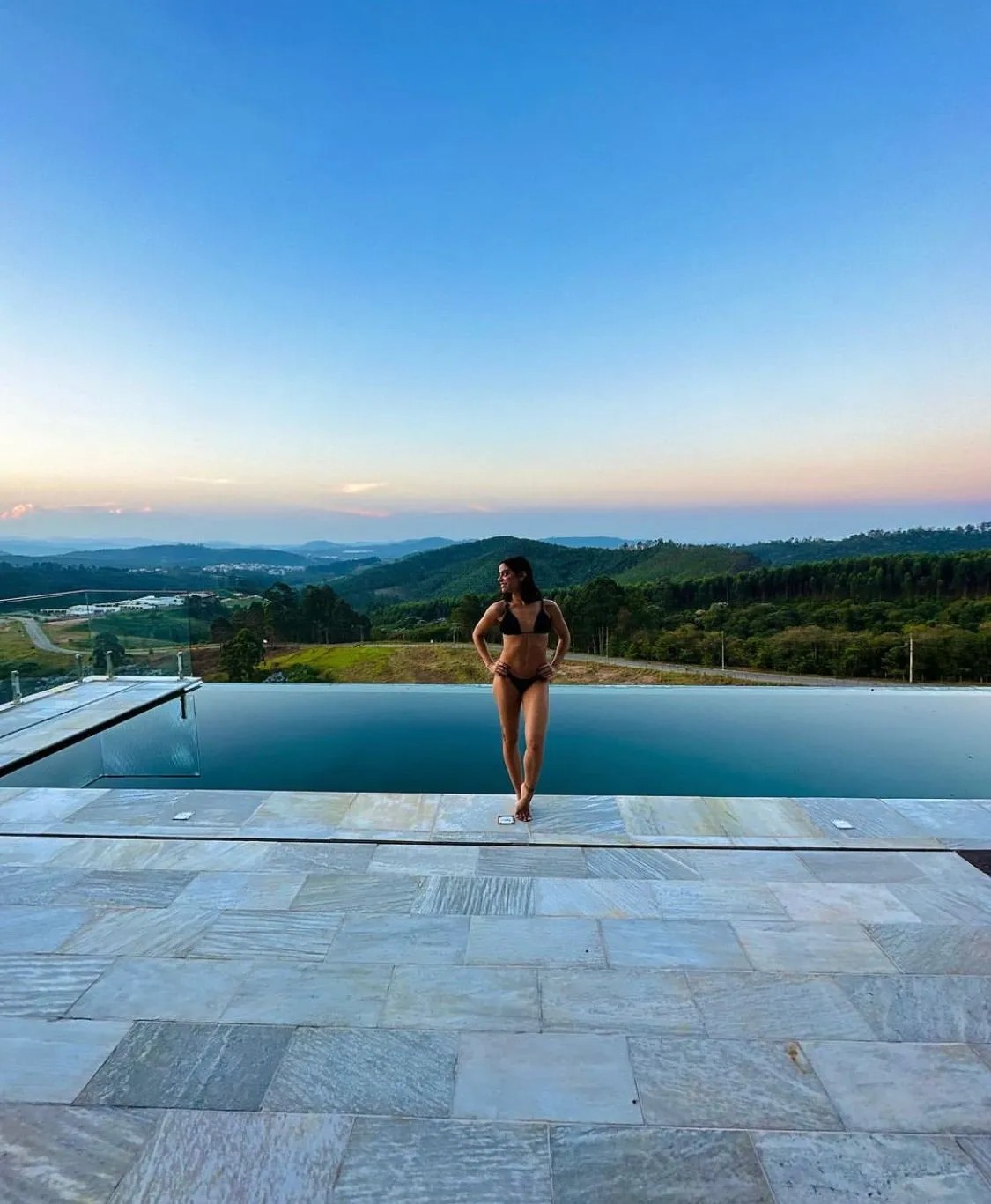 Casa de Key Alves, do "BBB" 23, tem piscina com borda infinita. O imóvel fica em um condomínio de luxo em São Paulo — Foto: Reprodução/Redes sociais