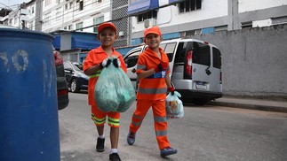 Os irmãos se perguntam pela manhã:  “qual rua vamos brincar de limpar hoje?”