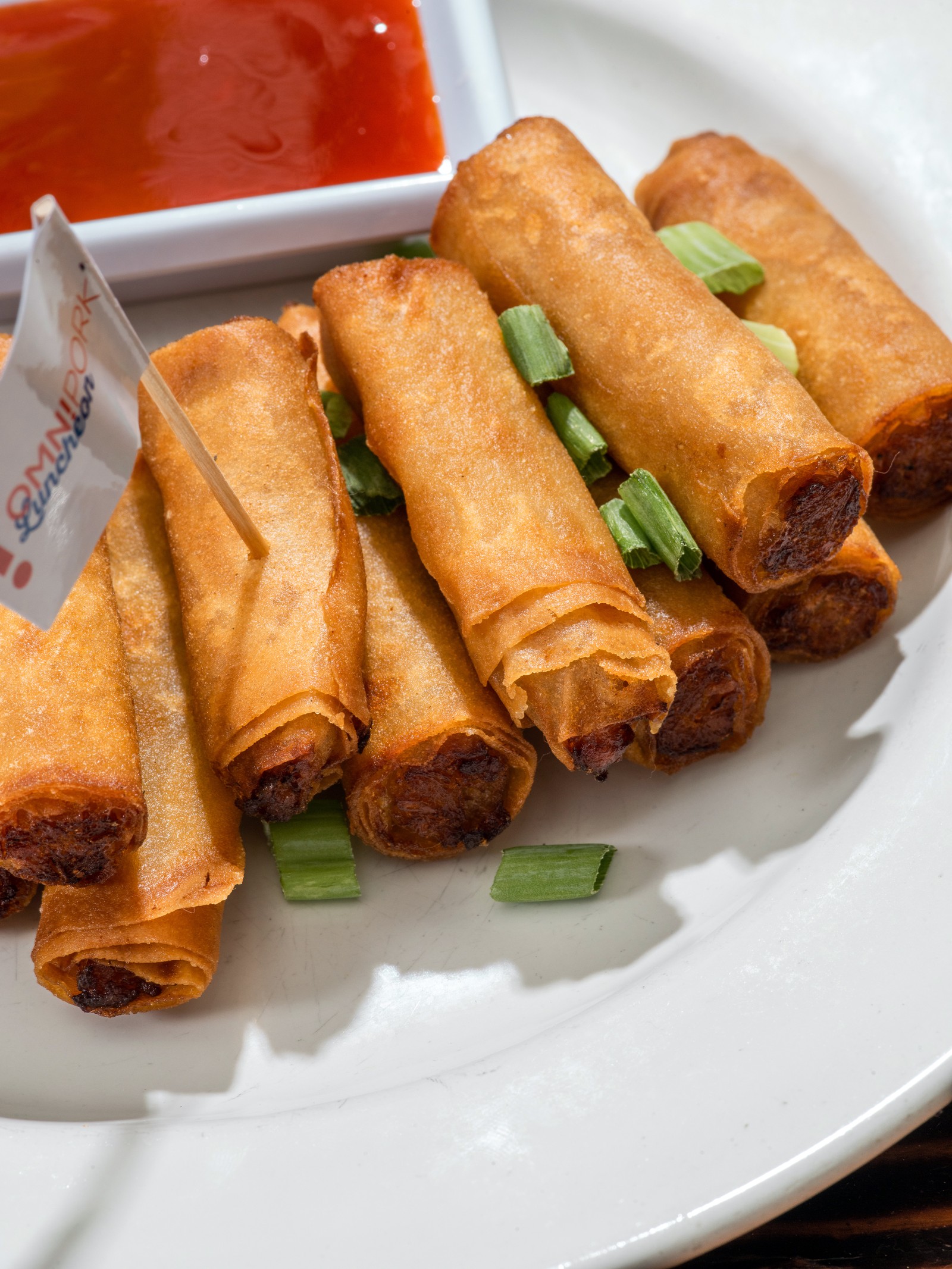 Lumpia Shanghai fez com OmniPork, um alimento vegetal que se parece com o spam, do Chef Reina, um restaurante em Brisbane, Califórnia, especializado em pratos veganos filipinos.Kelsey McClellan / The New York Times