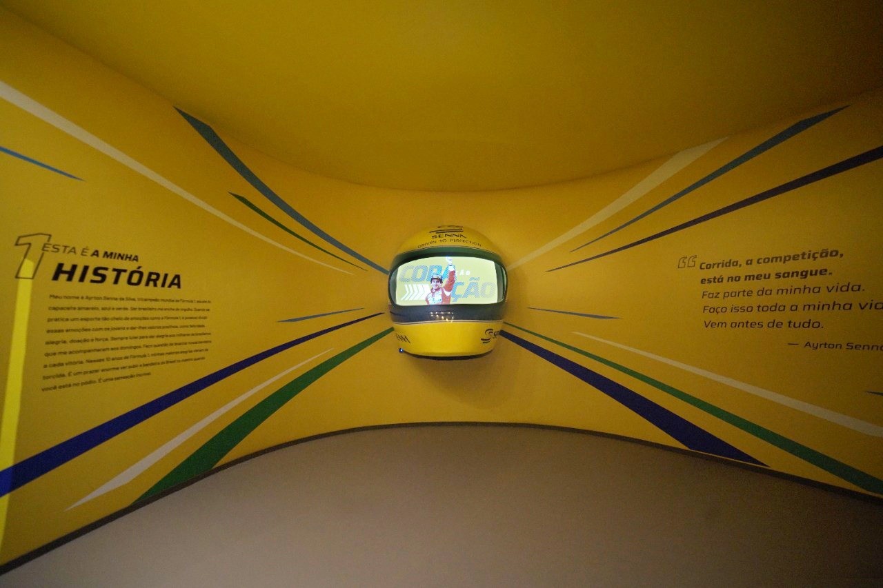 Mostra "Eu, Ayrton Senna da Silva" conta a história de vida do piloto de forma imersiva, com jogos, objetos e painéis — Foto: Divulgação