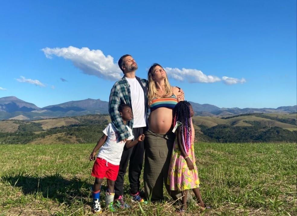 Giovana e Bruno em família na fazenda — Foto: reprodução