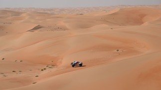 O piloto da Toyota Nasser Al-Attiyah, do Qatar, e seu copiloto Mathieu Baumel, da França, durante a Etapa 10 do Dakar 2023, entre Haradh e Shaybah, na Arábia Saudita. — Foto: FRANCK FIFE / AFP