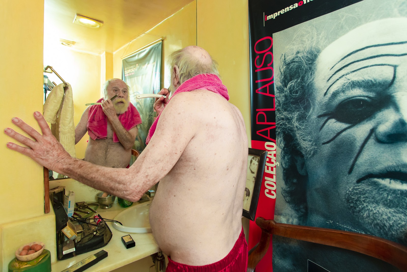 O ator montou uma barbearia no banheiro social — Foto: Leo Martins / Agência O Globo