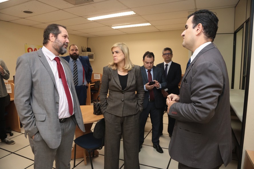 Pedro Gomes (à esquerda), presidente da OAB Niterói, Ana Tereza Basilio, vice-presidente da OAB-RJ, Júnior Rodrigues, diretor da ESA Niterói, e outros membros da equipe que visitou fóruns de Niterói