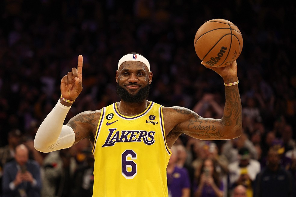 LeBron James, do Los Angeles Lakers, depois de marcar uma cesta e ultrapassar Kareem Abdul-Jabbar, tornando-se o maior cestinha da história da NBA, durante partida contra o Oklahoma City Thunder, na Crypto.com Arena, em 7 de fevereiro, Los Angeles, Califórnia. — Foto: Harry How / GETTY IMAGES NORTH AMERICA / Getty Images via AFP