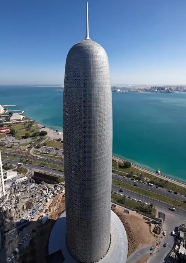 Doha Tower ganhou o apelido de "edifício preservativo" pelo formato. Levou sete anos para ser construído, de 2005 a 2012. Possui 238m de altura, 48 andares — Foto: Divulgação