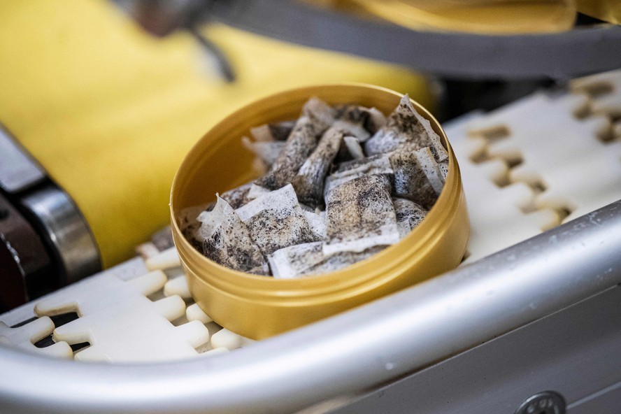 Snus, sachês de tabaco ou nicotina, são aposta da Suécia na batalha para reduzir número de fumantes.