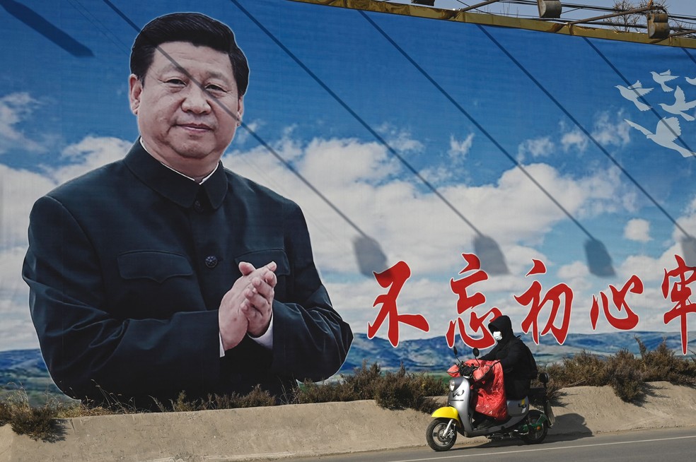 Cartaz de Xi Jinping em Pequim — Foto: JADE GAO/AFP