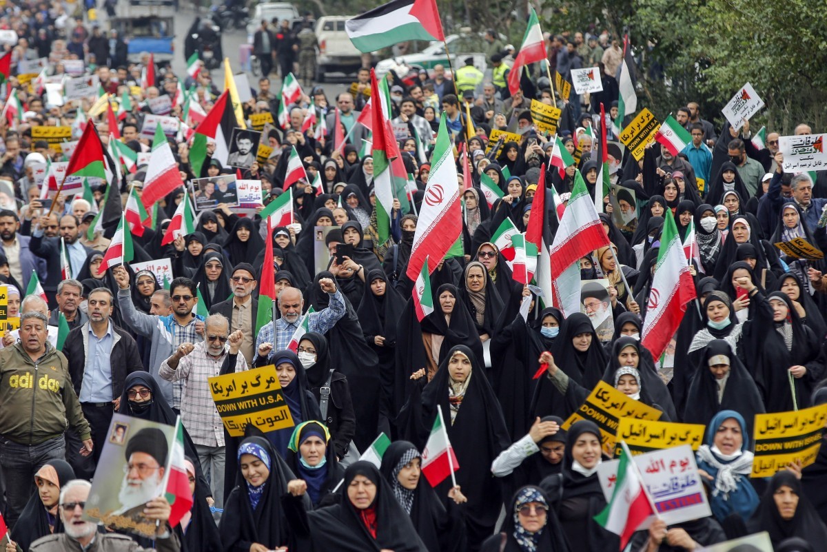 Iranianos participam de uma manifestação anti-Israel para mostrar sua solidariedade aos palestinos na capital Teerã — Foto: AFP