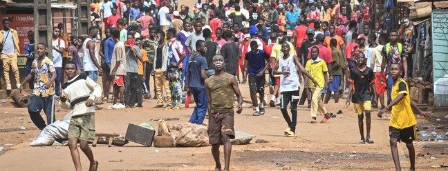 Manifestantes atiram pedras e bloqueiam estradas depois que o grupo de oposição convocou protestos contra a Junta governante em Conacri, capital da República da Guiné — Foto: CELLOU BINANI / AFP