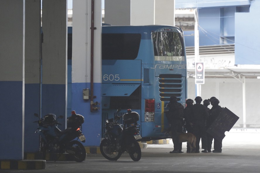 12/03/2024 - Rio de JAneiro Tiroteio deixa uma pessoa baleada na rodoviária Novo Rio - Policiais atuam na Rodoviária Novo Rio - Foto Domingos Peixoto / O Globo