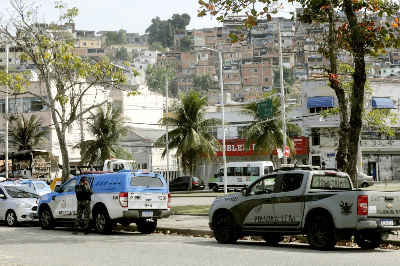 Policiais Militares próximos ao Morro do Dendê, na Ilha do Governador.  Houve tiroteio entre criminosos e PMs e uma menina morreu. — Foto:  Domingos Peixoto / Agência O Globo