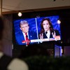 Pedestre acompanha debate entre Donald Trump e Kamala Harris em Washington - Allison Bailey / AFP