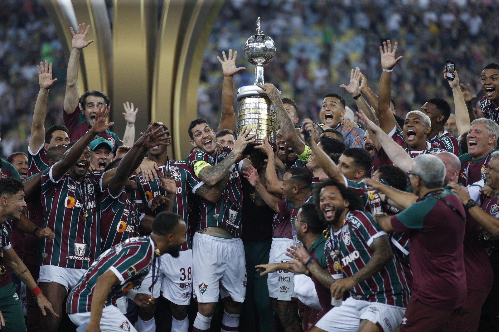 Copa Libertadores 2023 - Jogo da final entre Boca Juniors x Fluminense no Maracanã. Jogadores levantam a taça. — Foto: Alexandre Cassiano / Agência O Globo