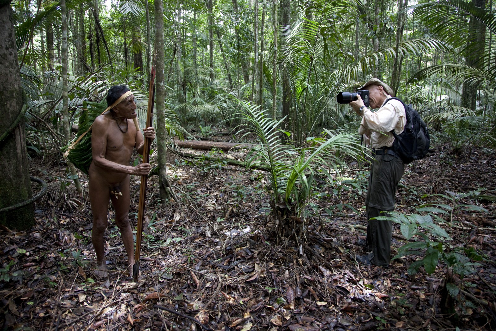 O fotógrafo Sebastião Salgado em ação, em uma das viagens que resultou na exposição 'Amazônia' — Foto: Lélia Salgado