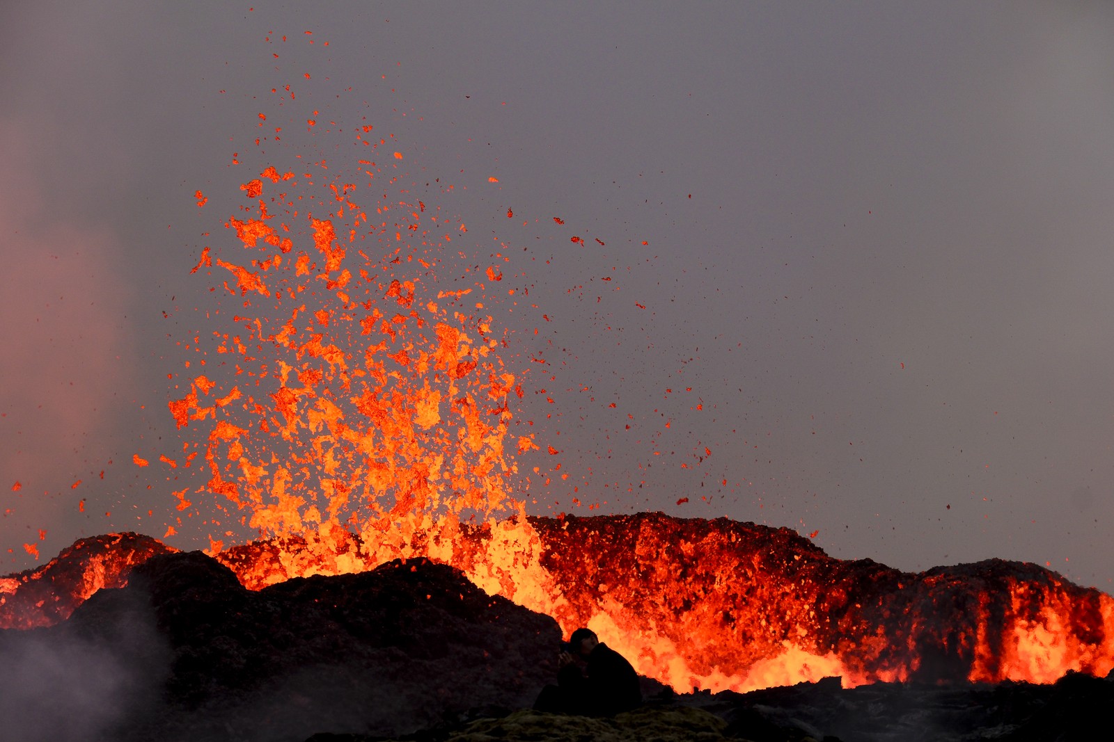 Após terremoto, vulcão entra em erupção e cria 'cordilheira de lava' na Islândia — Foto: Kristinn Magnusson / AFP