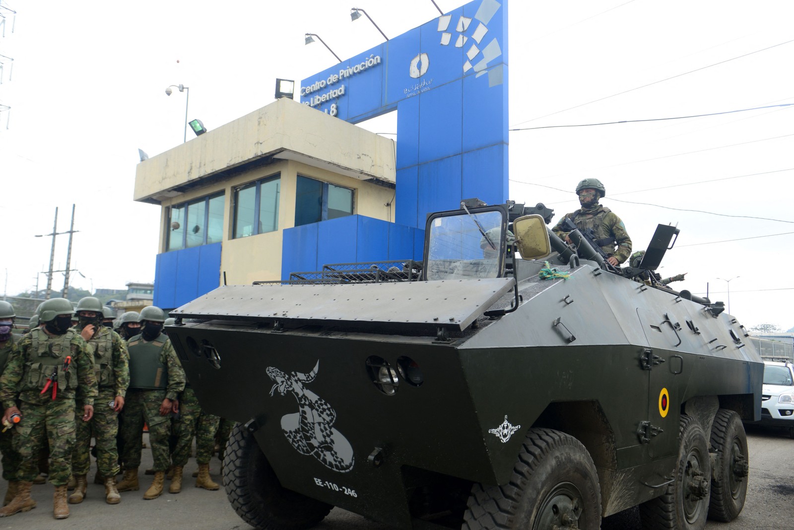 Soldados entraram de madrugada, fortemente armados e em veículos militares blindados, no Centro Zonal de Privação de Liberdade Número 8 em Guayaquil, sudoeste do Equador — Foto: Gerardo MENOSCAL / AFP