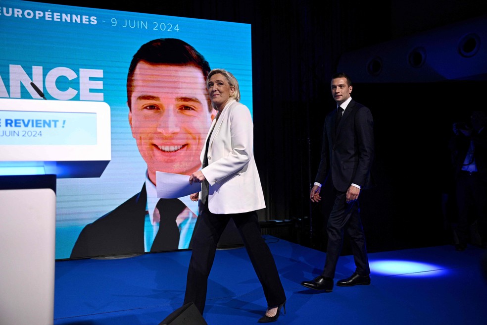 Marine Le Pen, líder do Reunião Nacional, e Jordan Bardella, presidente da sigla, antes de declarações à imprensa — Foto: JULIEN DE ROSA / AFP