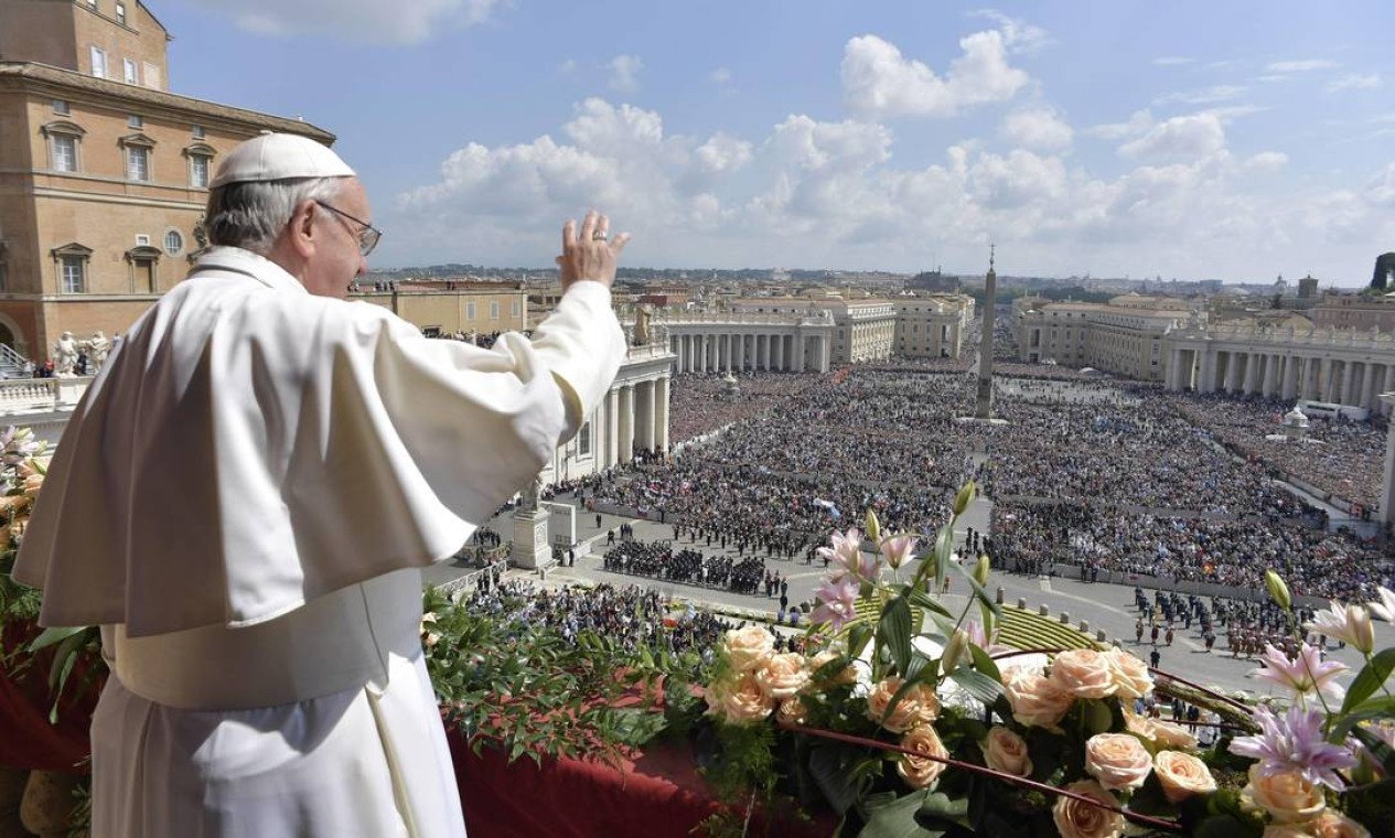 Papa Francisco entrega sua mensagem Urbi et Orbi da varanda principal da Basílica de São Pedro, no Vaticano, no domingo, 16 de abril de 2017  — Foto: Osservatore Romano / Pool