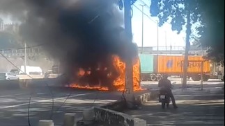 O ônibus em chamas na Avenida Brasil — Foto: Reprodução / Instagram