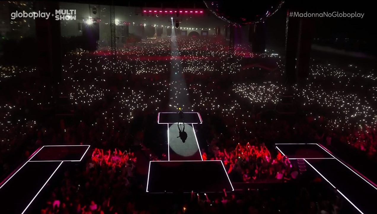 Madonna canta para multidão, em Copacabana, com lanternas dos celulares ligadas — Foto: Reprodução/Globoplay