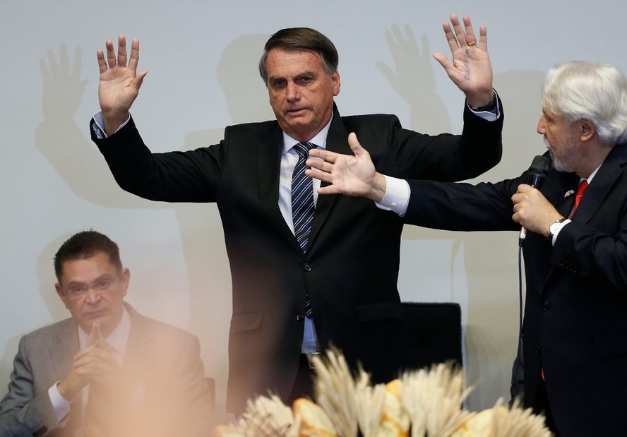 Jair Bolsonaro, presidente da República participa do cerimônia de Santa Ceia da frente parlamentar  evangélica. Ao lado deputados Juanribe Pagliarin, Sóstenes Cavalcante