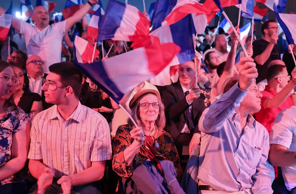 Apoiadores do Reagrupamento Nacional festejam resultado do primeiro turno — Foto: François Lo Presti/AFP