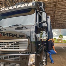 Conheça os caminhões do sertanejo Zé Neto — Foto: Reprodução Instagram