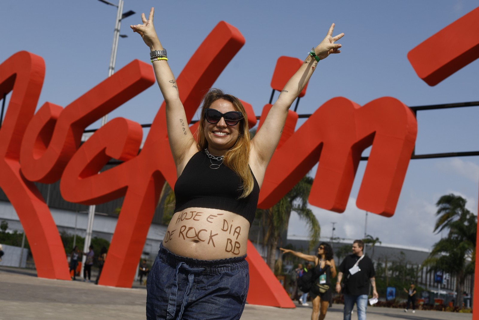 A professora Natasha Guzenski,  de 33 anos, de barrigão, avisa: hoje é dia de rock, bebê! — Foto: Brenno Carvalho/Agência O Globo