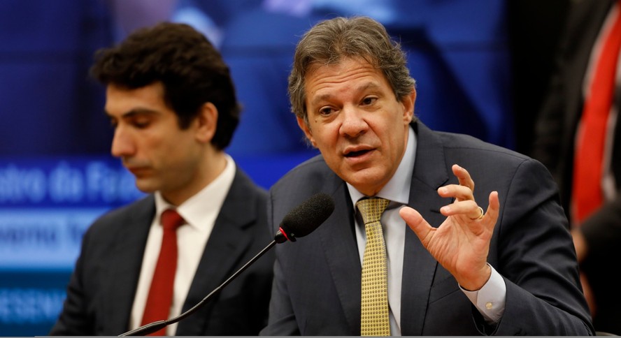 Fernando Haddad acompanhando do secretário executivo da Fazenda, Gabriel Galípolo