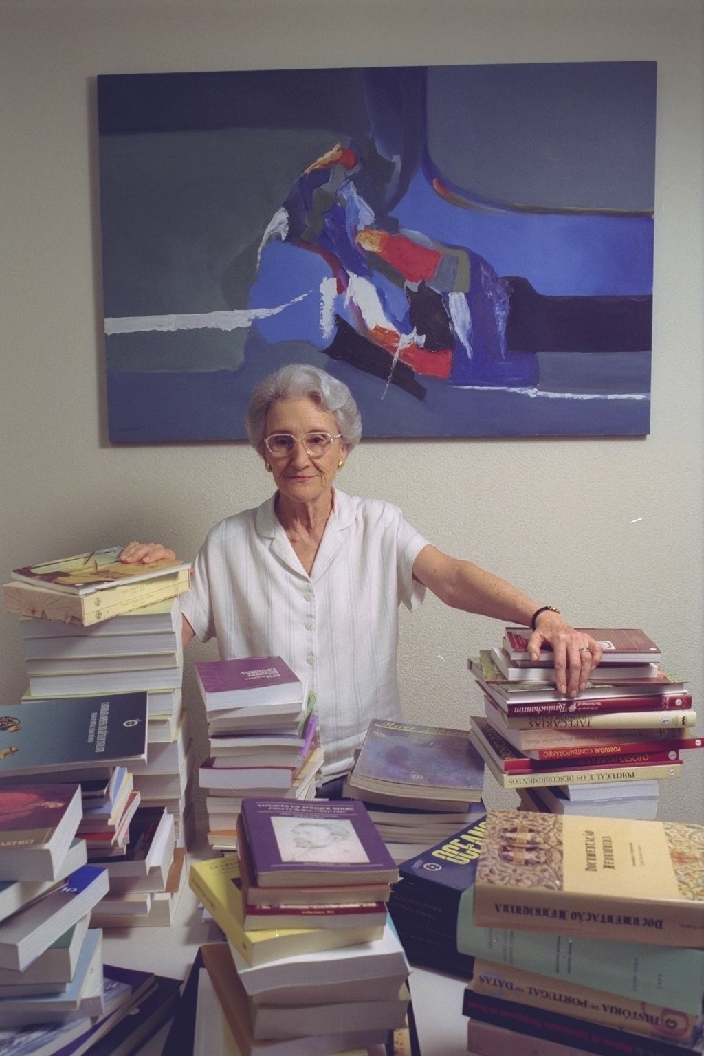 A professora Cleonice Berardinelli, em 1998, com obras doadas por Portugal que contam a história dos descobrimentos.  — Foto: Renata Mello