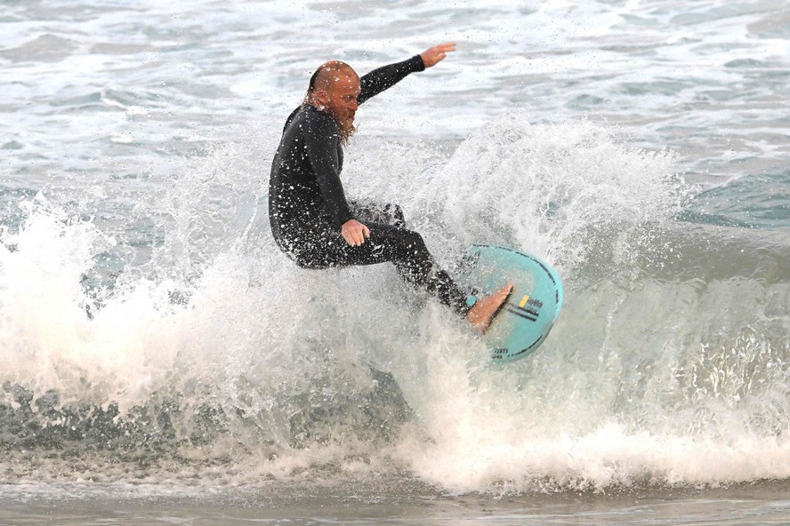 Blake Johnston surfa enquanto se prepara para quebrar o recorde mundial da sessão mais longa em Cronulla Beach, em Sydney, em 16 de março de 2023