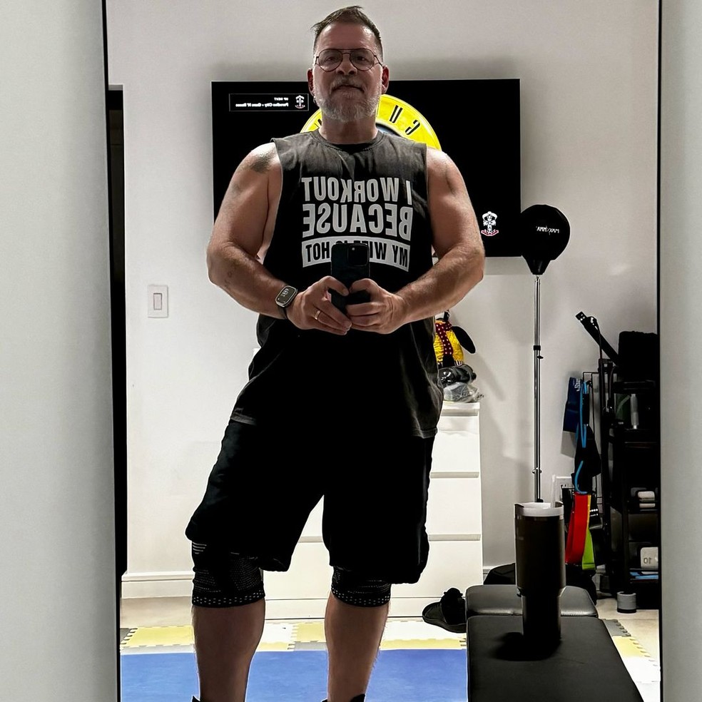 Em rotina de exercícios, Leandro Hassum faz selfie em frente ao espelho — Foto: Reprodução/Instagram