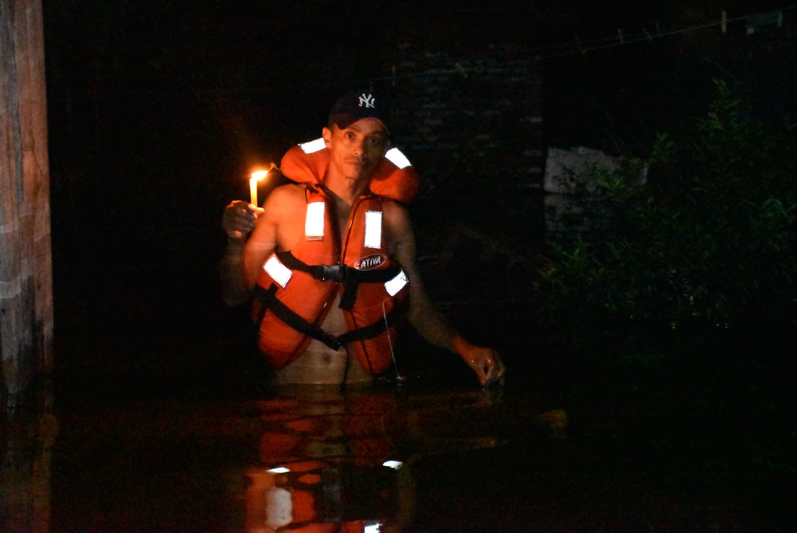Homem é resgatado pela Marinha após usar vela para iluminar trajeto e escapar de enchente à noite, no Rio Grande do Sul — Foto: Divulgação