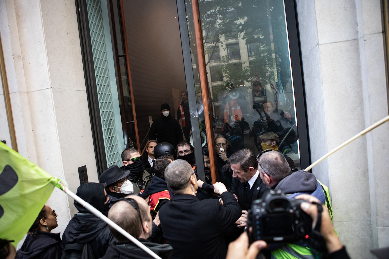 Grevistas invadem sede do conglomerado de luxo LVMH, que controla marcas como Louis Vuitton e Dior, em Paris — Foto: Noemie Coissac/Hans Lucas/AFP