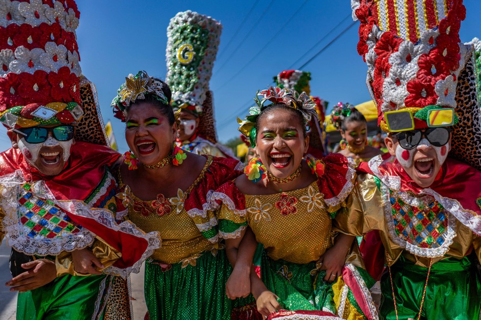 Foliões participam da Batalha das Flores, um dos eventos mais tradicionais do carnaval de Barranquilla, o maior da Colômbia — Foto: Charlie Cordero / AFP