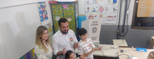 Governador e candidato à reeleição, Cláudio Castro (PL), acompanhado dos filhos e esposa, vota em sua zona eleitoral, na Escola Municipal Golda Meir, na Barra da Tijuca, Zona Oeste do Rio — Foto: Gabriel de Paiva