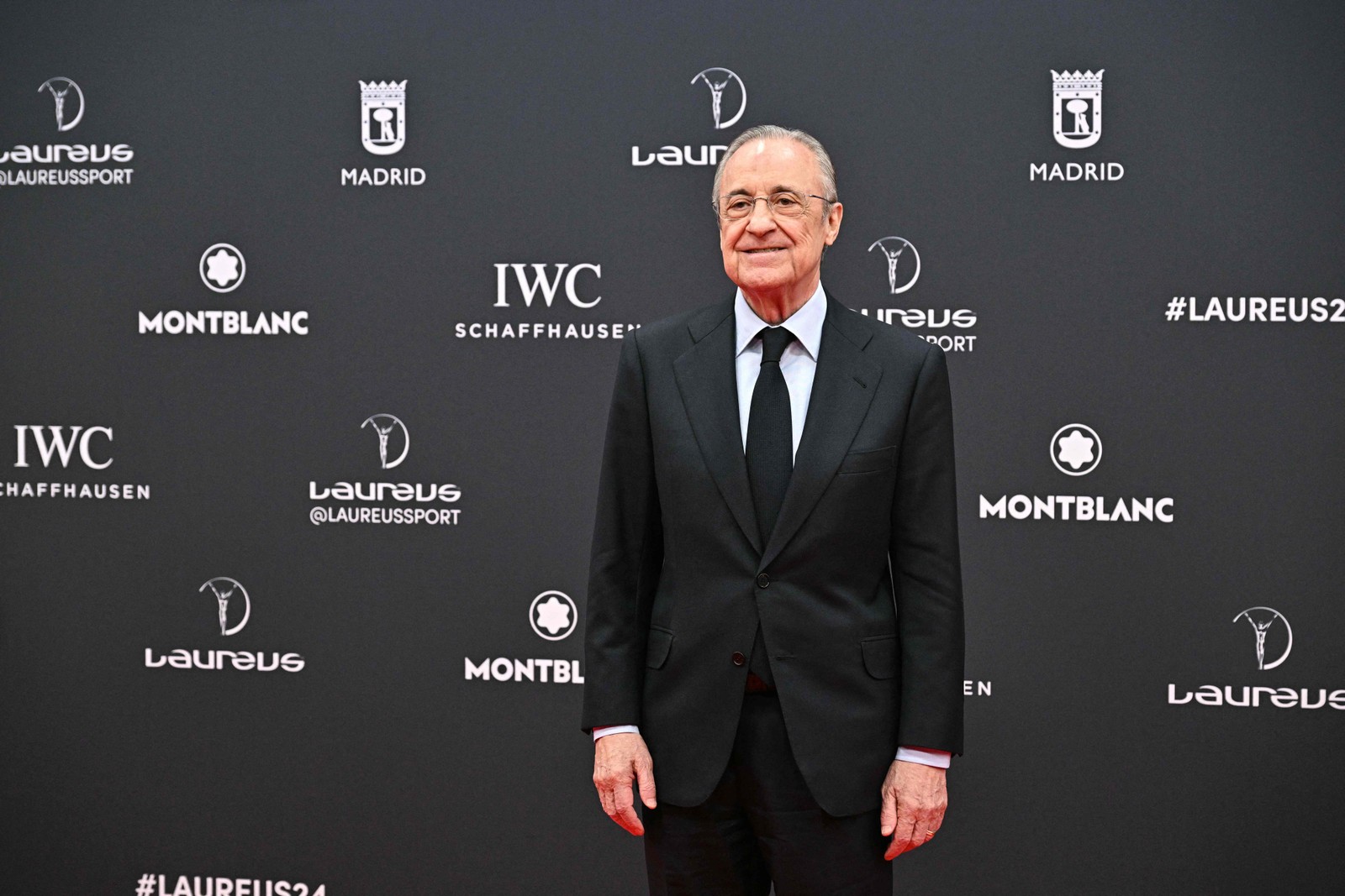 O presidente do Real Madrid, Florentino Perez, posa no tapete vermelho antes da 25ª gala do Laureus World Sports Awards em Madri — Foto: JAVIER SORIANO / AFP