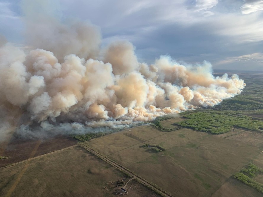 Fumaça dos incêndios florestais ameaça cidades perto de Alberta, Canadá