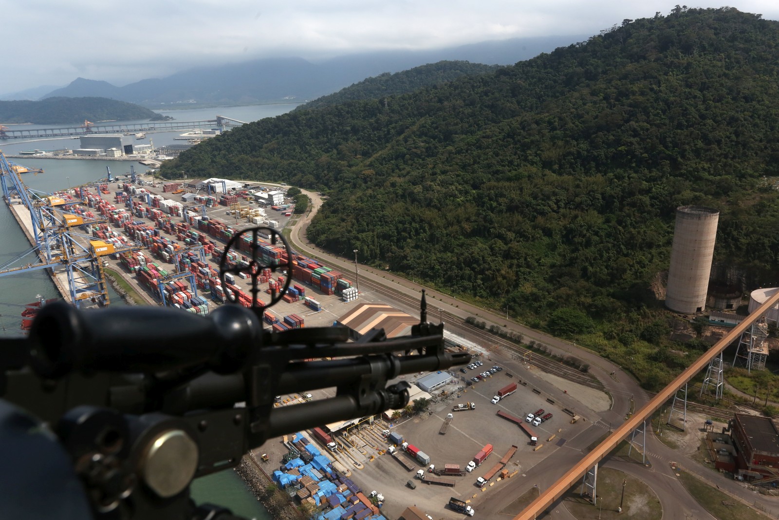 Marinha do Brasil, Receita Federal e Polícia Federal em operação no Complexo Portuário de Itaguaí com bloqueio marítimo, cerco terrestre nas principais estradas, revista pessoal e de veículos — Foto: Custódio Coimbra / Agência O Globo