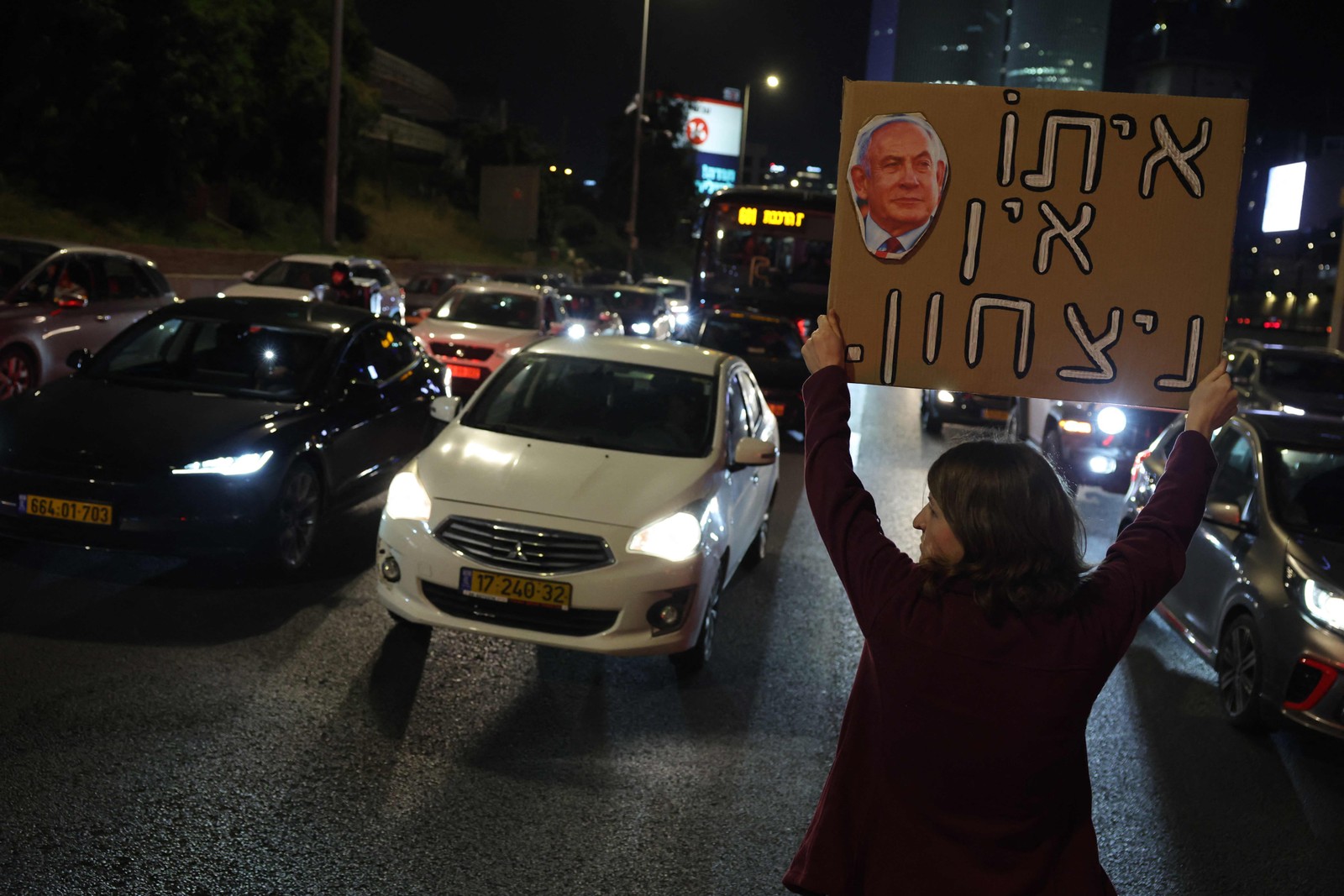 Manifestantes bloqueiam uma estrada em frente ao Ministério da Defesa, em Tel Aviv, em 30 de março de 2024 — Foto: JACK GUEZ / AFP