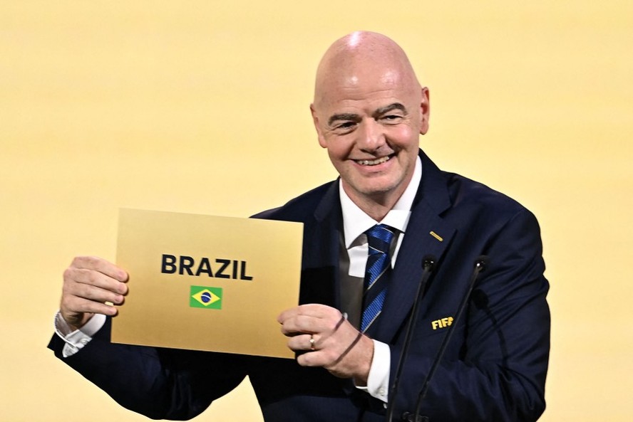 O presidente da Fifa, Gianni Infantino, anuncia o Brasil como sede da Copa feminina de 2027