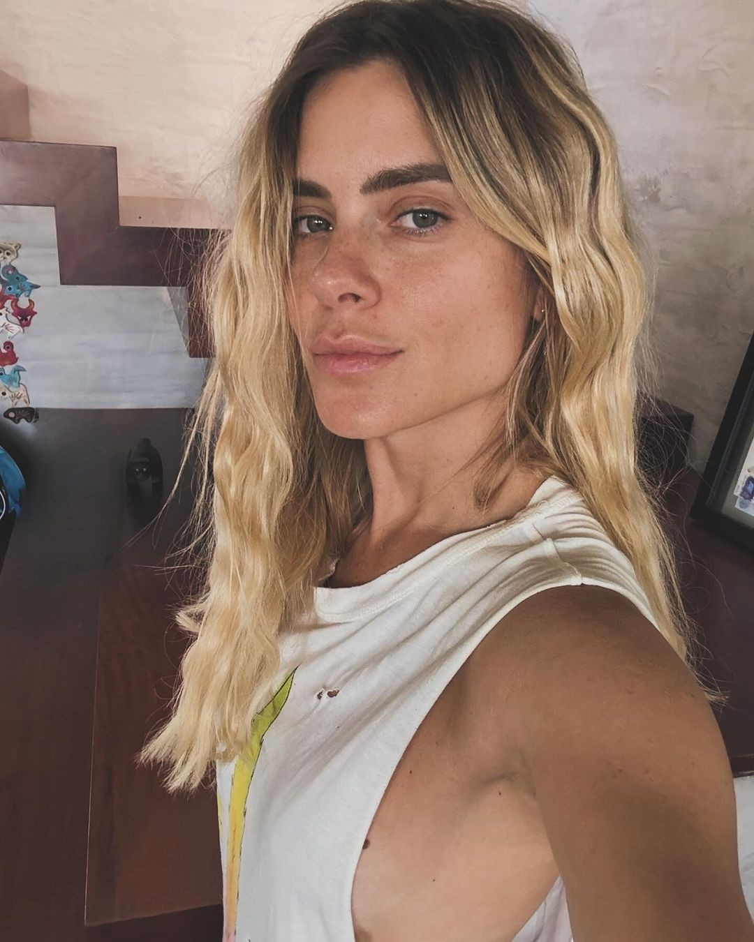Carolina Dieckmann posou sem maquiagem e exibiu beleza natural em foto — Foto: Reprodução Instagram