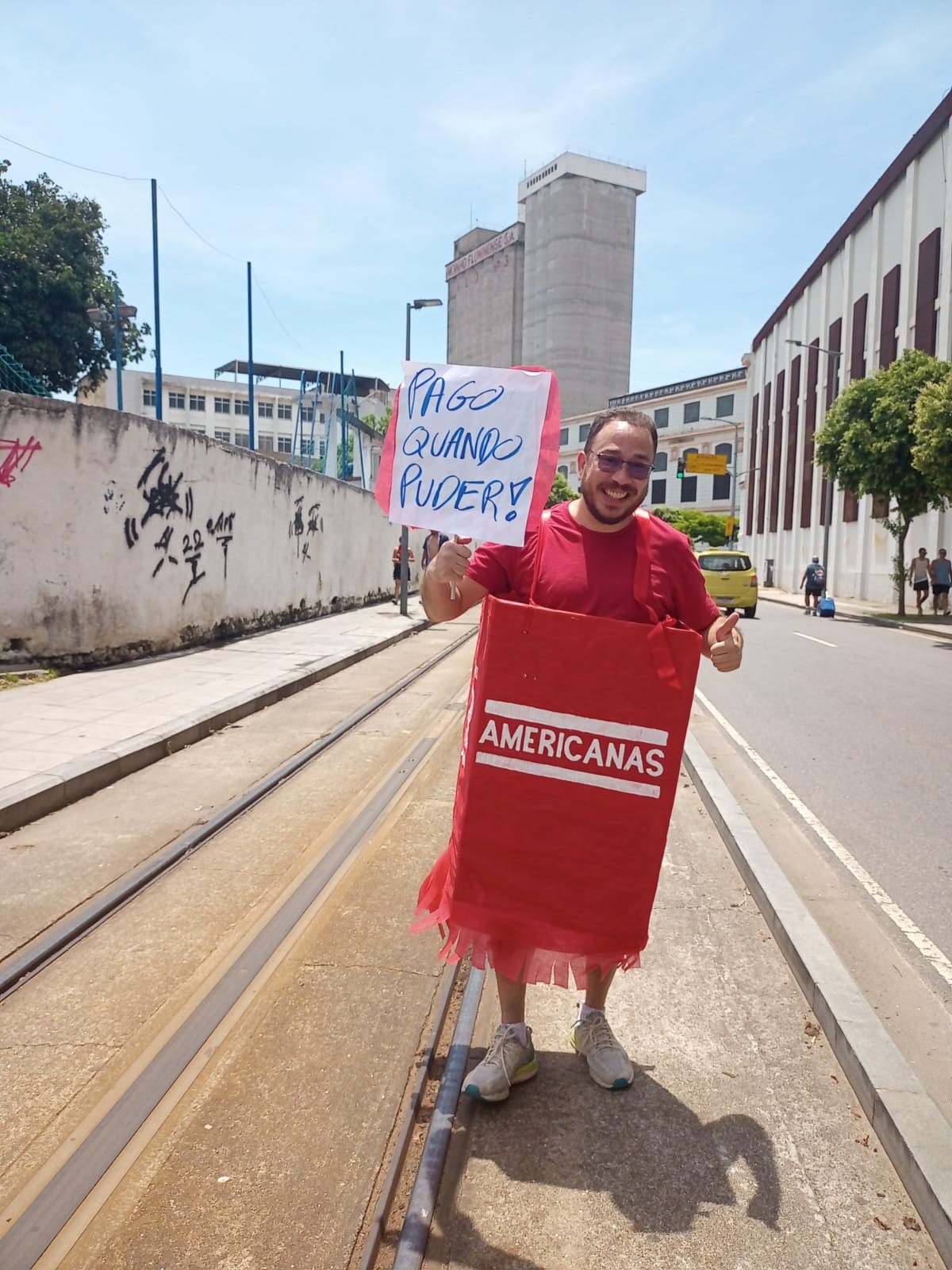 "Pago quando puder!" Folião brinca com situação econômica de loja de varejo — Foto: Custódio Coimbra / Agência O Globo