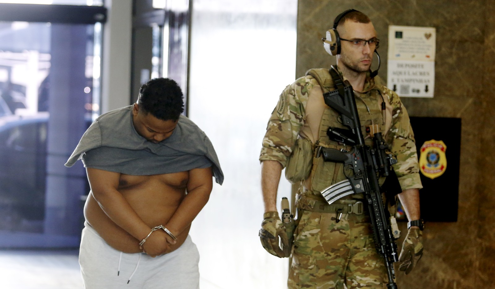 Suspeito preso chega à sede da Polícia Federal no Rio — Foto: Fabiano Rocha/Agência O Globo