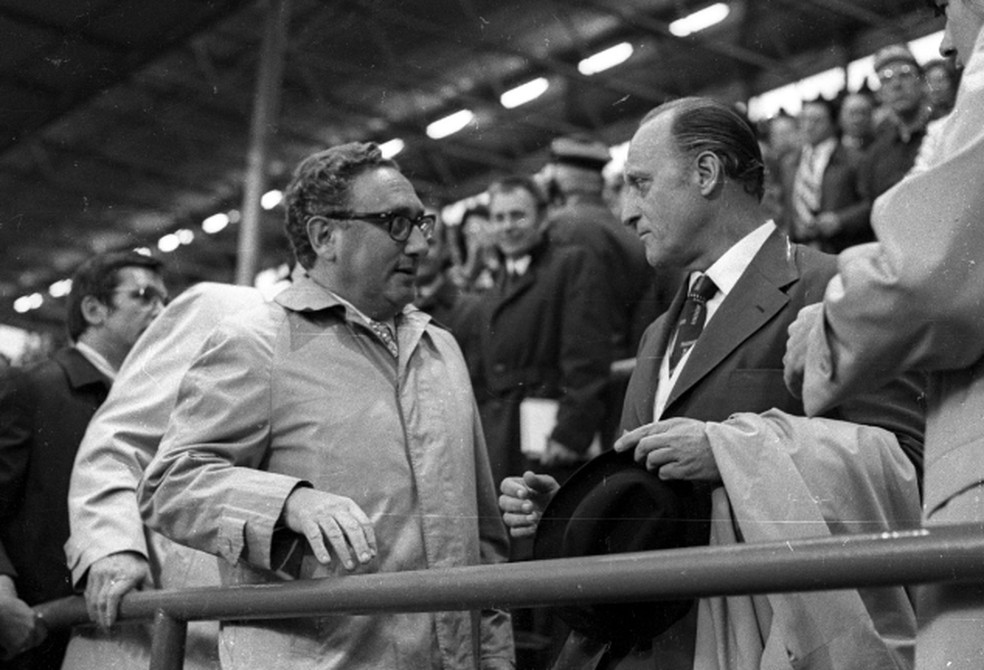 Henry Kissinger e João Havelange durante partida entre Brasil e Holanda na Copa de 1974, na Alemanha — Foto: Arquivo/Agência O GLOBO