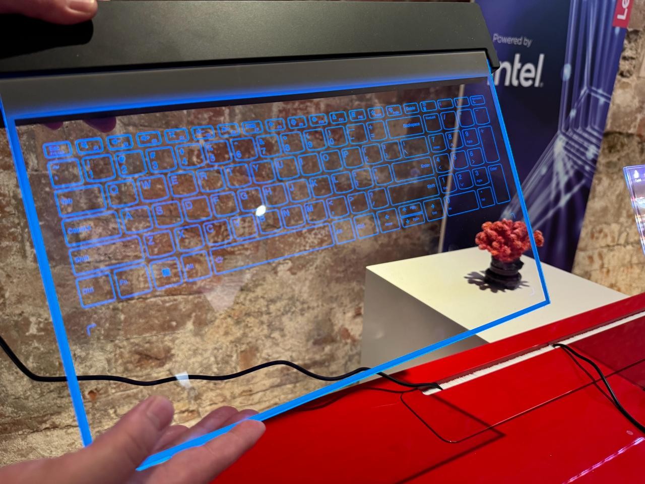 O teclado transparente do novo notebook da Lenovo que será lançado na Mobile World Congress- Foto: Divulgação